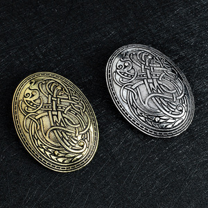 Broche de Aleación con Diseño de <span class=keywords><strong>Lobo</strong></span> Vikingo Vintage al por Mayor, Amuleto con Patrón de Runas en Forma de U, Joyería de Corsage para Cosplay para Mujer - Product Image 1
