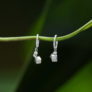 Pendientes Colgantes de Moda, Acero Inoxidable 316L, Baño de Oro PVD, Resistentes y Sostenibles, con Dijes en Forma de Cubos - Product Image 3