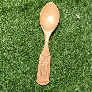 Achetez une cuillère en bois avec manche géométrique sculpté, ustensile de cuisine rustique pour la cuisson, le service et la décoration de table. - Product Image 1