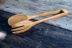 Pinces en bois artisanales pour la cuisine, le service et la préparation des aliments, fabriquées en bois naturel solide - Product Image 3