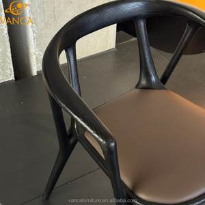 Sedia da Pranzo Nordica in Legno Massello con Braccioli e Cuscino Imbottito in Vera Pelle, Finitura in Lacca Nera - Product Image 5