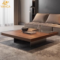 Table basse de designer italien moderne haut de gamme, style minimaliste contemporain, en bois de noyer massif, durable pour le salon, usage domestique
