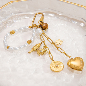 Colgante de Bolso con Cuentas en Forma de Corazón, Imitación de Perla, Cadena Dorada, Accesorio Unisex para Uso Diario - Product Image 3