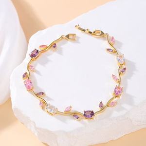 卸売のかわいい金メッキCZダイヤモンドの赤いバラの花と緑の葉のリンクチェーンブレスレット、女性用ジュエリー - Product Image 1
