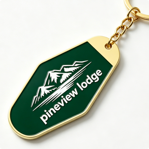 Llavero Personalizado de Aleación de Zinc Chapado en Oro con Esmalte Duro, Diseño de Dibujos Animados Vintage de Hotel Pineview Lodge, Ligero - Product Image 2