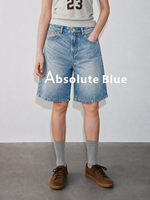 Shorts en jean vintage effet délavé, avec sangle de taille arrière réglable à boucle, coupe ample et jambe large pour femme, idéal pour un look décontracté ou urbain.