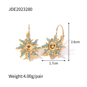 ต่างหูห่วงชุบทอง 18k ประดับเทอร์ควอยซ์รูปพระอาทิตย์สำหรับผู้หญิง - Product Image 2