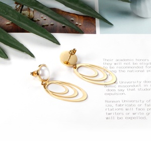 Pendientes de Perlas con Baño de Oro de 18K y Acero Inoxidable, Pendientes Colgantes de Aro Ovalado Doble con Perlas Redondas para Mujer - Product Image 3