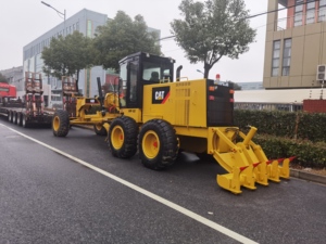 รถเกรดเดอร์ Caterpillar 140H มือสอง พร้อมระบบไฮดรอลิก ควบคุมทิศทางด้วยระบบไฮดรอลิก และอุปกรณ์ขูดถนนครบชุด - Product Image 3