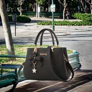 Sac à bandoulière pour femme en cuir véritable avec sangle pour randonnée, style sac à dos décontracté, idéal pour les voyages et l'usage quotidien - Product Image 2