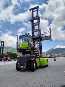 China Zoomlion ZRS4531 Apilador de alcance de 45 toneladas para elevación de contenedores de puertos y terminales - Product Image 4