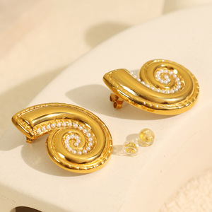 ต่างหูมุกทรงเปลือกหอยหรูหรา ชุบทอง 18k โลหะผสมสังกะสี ประดับมุกขาวเล็กๆ เหมาะสำหรับงานปาร์ตี้ สำหรับผู้หญิง - Product Image 2