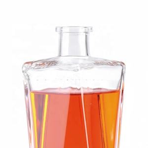 Personnalisé Unique Forme 500ml 750ml Carré Liqueur <span class=keywords><strong>Bouteille</strong></span> En Verre <span class=keywords><strong>Bouchon</strong></span> de Liège pour Brandy Vodka Gin Rhum Whisky Sérigraphie Surface - Product Image 5