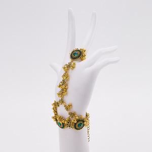 Bracelet ethnique pour femme rétro bout des doigts Vintage exagéré pompon brassard bohême harnais de main pièce unique pour femme - Product Image 6