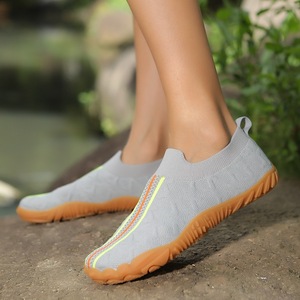 Chaussures de marche Fly Knit à semelle en caoutchouc, faciles à enfiler, respirantes, toutes saisons, couleur unie, bout fermé, doublure en maille - Product Image 4