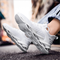 Vente en gros usine Baskets de running athlétiques pour hommes, légères, basses, respirantes, élégantes, à la mode, avec forme de lame et doublure en maille ventilée