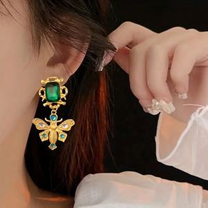 Pendientes de Aro con Mariposa de Diamantes Verdes Retro de Moda para Mujer, Estilo Europeo Americano de Alta Gama, Aleación Chapada en Oro de 18K con Engaste de Bisel - Product Image 2