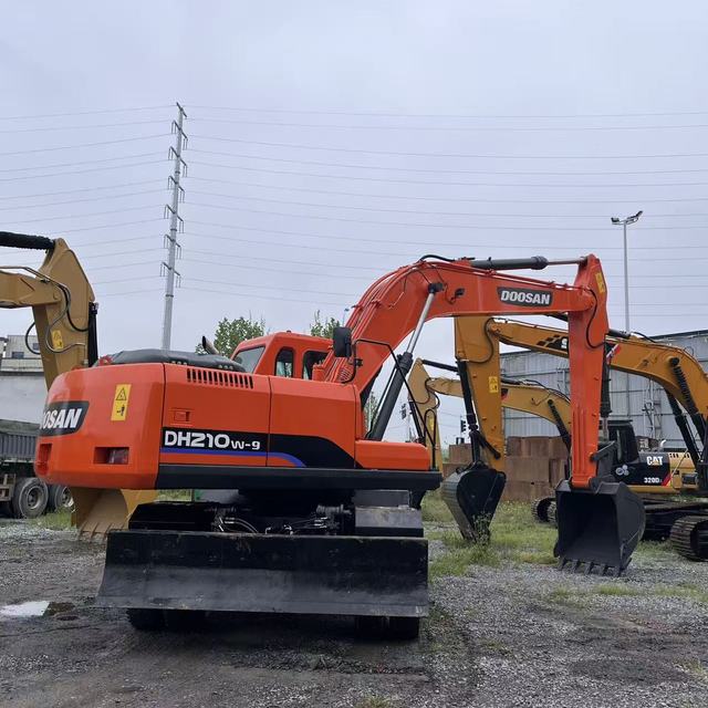 Doosan DH210W-9 Wheeled Excavator 21 Ton Hydraulic Mobile Digger with Digging Bucket for Urban Construction