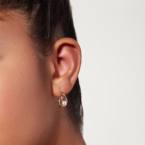 Pendientes de Aro ROXI, Pendientes de Perlas Pequeñas en Capas, Pendientes Delicados - Product Image 6
