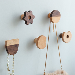 Crochets à vêtements en bois décoratifs pour la maison, porte-manteau simple, porte-serviettes, porte-chapeau, support mural en bois massif, style nordique - Product Image 1