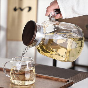 Carafe à eau en verre résistant à la chaleur avec poignée en bois et couvercle 1,8 L, carafe écologique pour infusion de fruits, pour boissons et jus - Product Image 2