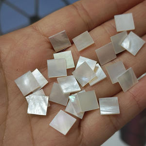 Écailles de nacre blanche carrées 8x1mm, pierres précieuses naturelles pour la fabrication de bijoux - Product Image 1