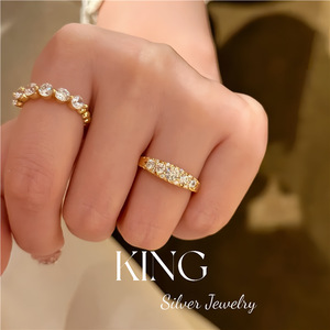 Anillo de plata S925 chapado en oro con diamantes engastados en punta para mujer, estilo vintage, de compromiso, de la marca King Silver Jewelry. - Product Image 3