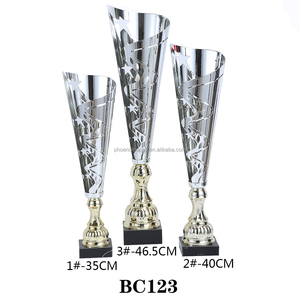 Trofeo <span class=keywords><strong>de</strong></span> balón <span class=keywords><strong>de</strong></span> fútbol dorado <span class=keywords><strong>de</strong></span> alta calidad personalizado al por mayor trofeo <span class=keywords><strong>de</strong></span> bádminton juvenil <span class=keywords><strong>de</strong></span> estilo popular europeo en metal - Product Image 2