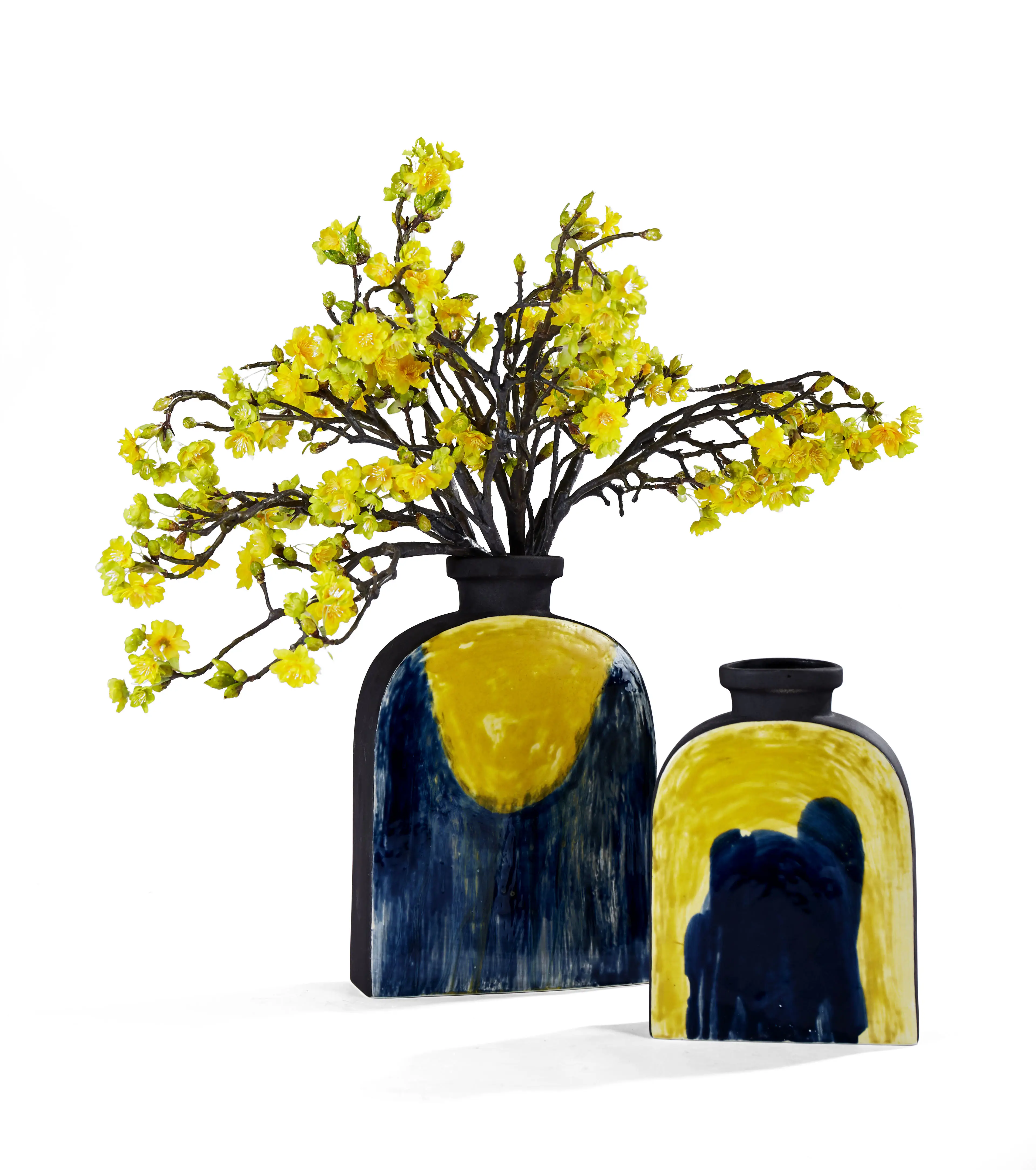 北欧の創造的な手描きのモダンな青と黄色のミックスカラーセラミック花瓶テーブル家の装飾のための磁器の花瓶