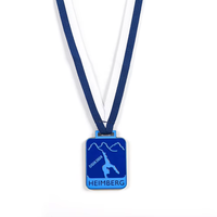 Médaille carrée bleue en émail souple, silhouette d'athlète de montagne personnalisée, en alliage de zinc, pour récompense sportive en plein air avec ruban