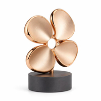 Kleeblatt-Metalltrophäe Poliertes Roségold Blütenblatt-Design Schwarzer Sockel Individuell Gravierte Auszeichnungstrophäe für Chinesisches Neujahr Abschlussfeier