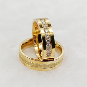 Bagues de <span class=keywords><strong>Mariage</strong></span> Pour Hommes et Femmes, Bijoux de Créateur Western pour Amoureux, Anneau de Couples en Acier Inoxydable Givré Émeri Plaqué Or 18k - Product Image 3