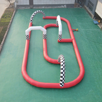 Jeu gonflable géant de course automobile pour adultes, idéal pour les fêtes, les team building et les activités sportives en extérieur, avec piste gonflable, populaire pour les jeux de carnaval.
