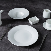 Service de vaisselle en porcelaine fine de luxe, assiettes en porcelaine fine, vaisselle en porcelaine fine embossée pour mariage et hôtel