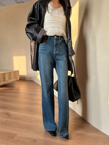 YUANBOFEI OEM Jeans pour femmes, jeans baggy bleu, minimaliste, tout noir, pantalon en denim à jambes larges, taille haute, coupe ajustée, pantalon personnalisé - Product Image 2