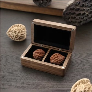 Caja de almacenamiento rectangular de madera de nogal negro con tapa y compartimentos para coleccionables y artefactos - Product Image 1