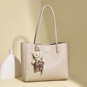 Sac à bandoulière simple grande capacité pour femme, sac messager de haute qualité avec pendentif petit ours mignon, sac fourre-tout pour femme - Product Image 2