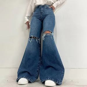 Vente en gros de jeans en coton personnalisés déchirés, pantalons en denim à jambes larges, pantalons évasés, pantalons baggy pour femmes - Product Image 4