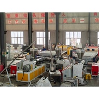 Ligne d'extrusion de panneaux muraux en PVC WPC en bambou cristallisé, économique et écoénergétique, avec 2 mélangeurs, 2 extrudeurs et refroidisseur
