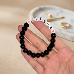 Bracelet personnalisé en perles imitation perle blanches et noires, bijou alphabet, bracelet tendance, cadeau de fête - Product Image 3
