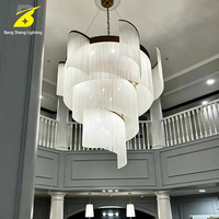 Lustre en tissu en spirale à plusieurs niveaux avec panneaux plissés blancs pour hall d'entrée à plafond haut, escalier, luminaire suspendu moderne et fluide