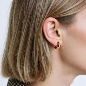 Pendientes de Aro en Forma de <span class=keywords><strong>C</strong></span>, Minimalistas y Modernos, Hipoalergénicos, de Acero Inoxidable, Resistentes al Agua, Chapados en Oro de 18k, No se Deslustran - Product Image 3