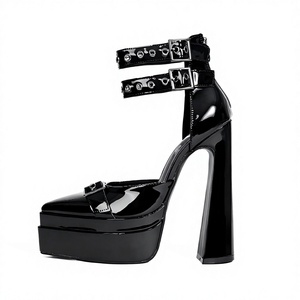 Sandalias de tacón de plataforma negras de charol para mujer con punta afilada, tacón de bloque súper alto y hebillas con ojales, ideales para fiestas y discotecas. - Product Image 1