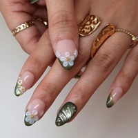 Ongles à presser en acrylique vert foncé métallisé, motif fleur blanche 3D, perles dorées, feuilles en relief, forme amande, style forêt