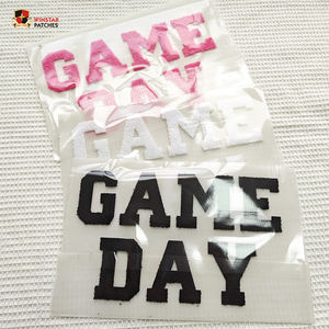 Индивидуальные оптовые нашивки для одежды: объемные буквы из синели, вырезанные лазером, с эффектом DTF, термотрансферные, для спортивных мероприятий и дней проведения игр колледжов - Product Image 1