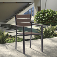 Chaise moderne en aluminium noir avec dossier et accoudoirs en plastique imitation bois couleur café, durable et écologique pour terrasse extérieure