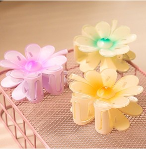 סיכות שיער פרחוניות צבעוניות מפלסטיק בסיטונאות, קליפסים צרפתיים 7 ס\"מ לשימוש יומיומי, אביזרי שיער אלגנטיים לנשים - Product Image 4