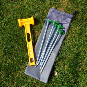 Juego de estacas para tienda de campaña al aire libre, estacas de acero para el suelo de 15 pulgadas de longitud con martillo para uso en camping y playa, paquete de 6 - Product Image 1