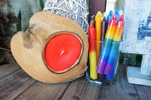 Vela perfumada de cera de soja con cáscara de coco y mechas de madera - Product Image 5