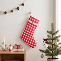Bolsa de regalo colgante de lona acolchada a cuadros gingham personalizada al por mayor con diseño de puño con volantes lindo para Navidad